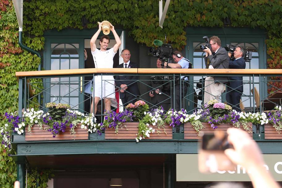 Eccolo, Andy sul balcone: Londra impazzisce. Lo scozzese trionfa a Wimbledon. Afp